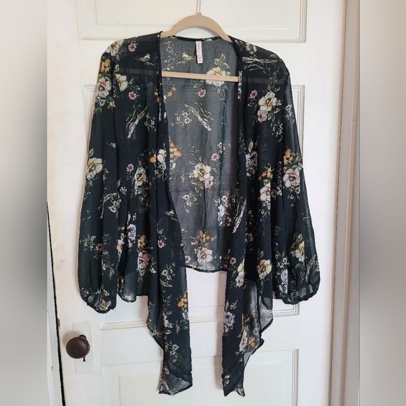 Long sleeve, open front top - Picture 1 of 3